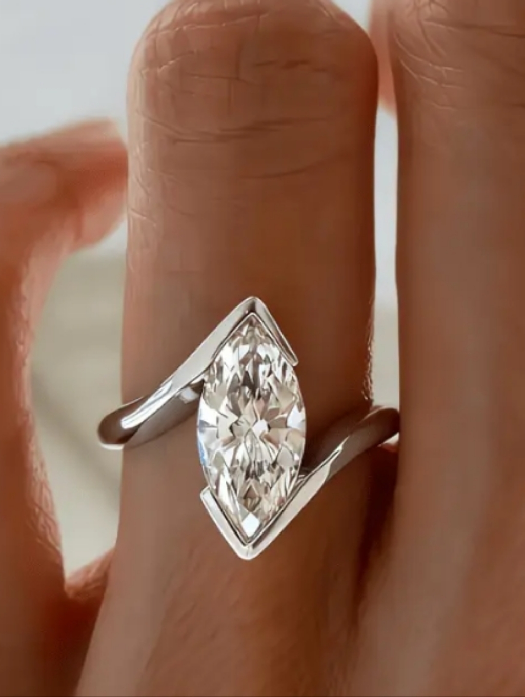 520 Silver Wrapped Diamond Shaped Ring Size 8 10$